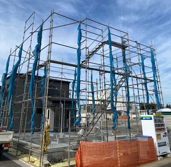 up_2022年2月新築一戸建て分譲現場_埼玉県 新築一戸建て分譲現場 仮設足場 埼玉県