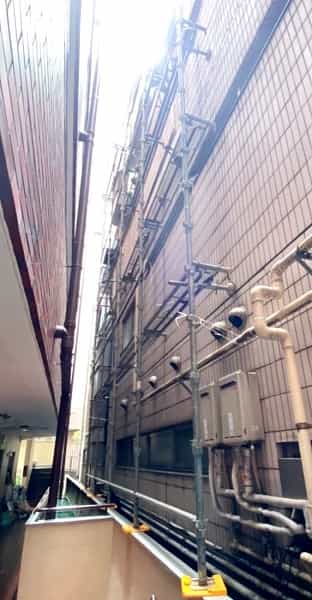 2022年6月東京都狭小地にあるビル 狭小地 部分足場